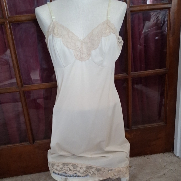 Vintage Vanity Fair Elegant Cream Lace Trim Slip - Picture 1 of 7